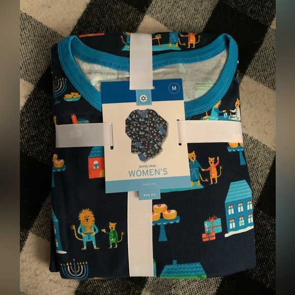 HANUKKAH LIONS PRINT WOMEN PJ SET - Picture 1 of 4